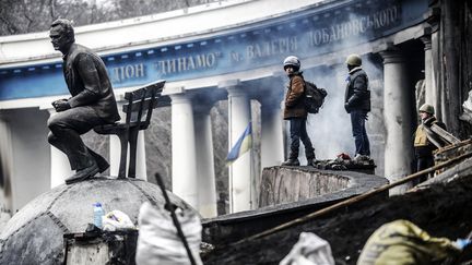 Des manifestants sur la place de l'Ind&eacute;pendance &agrave; Kiev (Ukraine), le 23 f&eacute;vrier 2014. (BULENT KILIC / AFP)