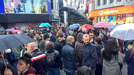 Plusieurs centaines de personnes ont manifesté, lundi 17 avril à Istambul, contre la réforme constitutionnelle du président Erdogan. (FRANCK MATHEVON / RADIOFRANCE)