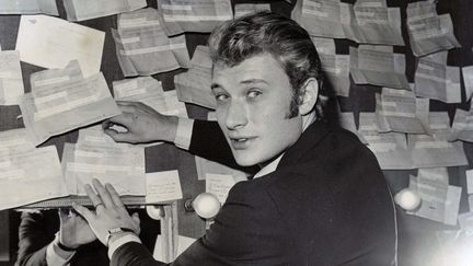 Johnny Hallyday le 9 juin 1966 dans sa loge de l'Olympia, à Paris.&nbsp; (KEYSTONE PICTURES USA / AFP)