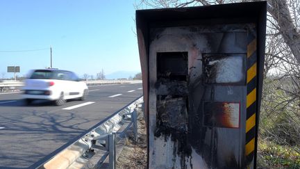 Un radar brûlé vers Argelès-sur-mer dans les Pyrénées-orientales, le 25 mars 2019 (photo d'illustration). (MICHEL CLEMENTZ / MAXPPP)