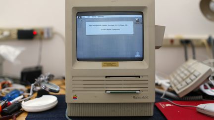 Un Macintosh SE dans un magasin sp&eacute;cialis&eacute; en informatique de San Diego (Californie), le 22 janvier 2014. Le premier mod&egrave;le de ce type d'ordinateur f&ecirc;te ses 30 ans. (MIKE BLAKE / REUTERS)