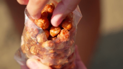 Les pralines, ou chouchous, sont l’une des gourmandises de l'été, entre deux baignades. Elles font le succès des vendeurs ambulants sur la plage, comme en Camargue où officie Sarah.