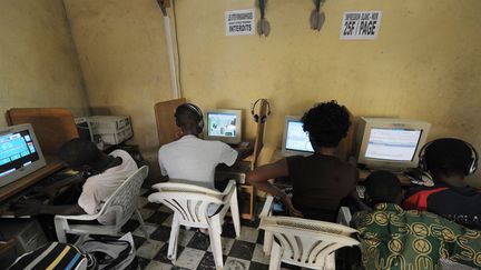 Un cybercafé à Abidjan. La cybercriminalité apprécie ces lieux qui assurent l'anonymat. (ISSOUF SANOGO / AFP)