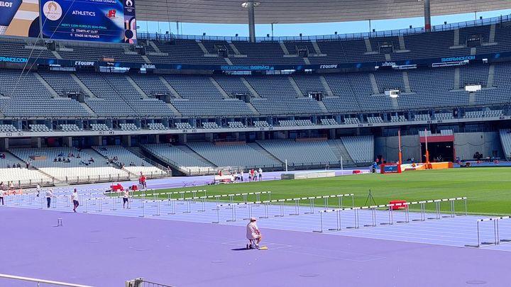 Des athlètes de niveau régional ont testé la piste violette d'athétisme du Stade de France, le 25 juin 2024. (EMMA SARRANGO - FRANCEINFO - RADIO FRANCE)