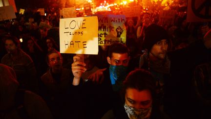 Une manifestation anti-Trump à Portland aux Etats-Unis, le 11 novembre 2016. (ANKUR DHOLAKIA / AFP)