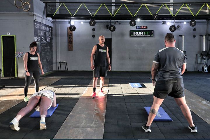 Samir Crispim (center) in his gym, October 26, 2022 in Rio de Janeiro (Brazil).   (VALENTINE PASQUESOONE / FRANCEINFO)