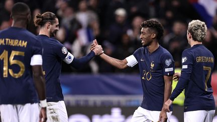 Les joueurs de l'équipe de France Adrien Rabiot et Kingsley Coman face à Gibraltar, le 18 novembre 2023. (FRANCK FIFE / AFP)