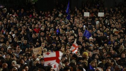 Un rassemblement d'opposition contre les résultats des élections législatives, devant le bâtiment du Parlement dans le centre de Tbilissi, en Géorgie, le 28 octobre 2024. (DAVIT KACHKACHISHVILI / ANADOLU / AFP)