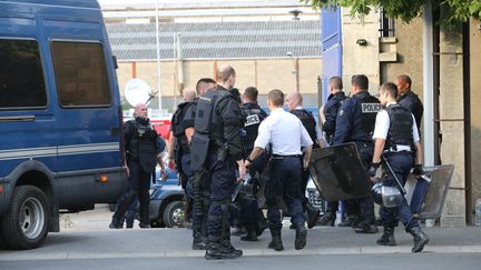 Des gendarmes arrivent &agrave; la gendarmerie de Persan (Val d'Oise) pour aller s&eacute;curiser le quartier de Boyanval, &agrave; Beaumont, le 20 juillet 2016, o&ugrave; un homme de 24 ans est mort apr&egrave;s son interpellation, la veille. (MAXPPP)