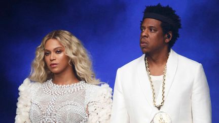 Beyoncé et Jay-Z, main dans la main et tout de blanc vêtus, à leur arrivée sur scène samedi 14 juillet 2018 au Stade de France.
 (PictureGroup/Shuttersto/SIPA)