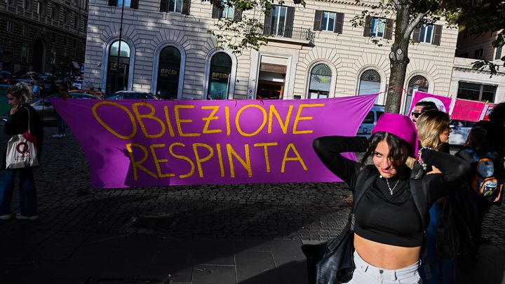 Une banderole portant le slogan "Objection rejetée" est brandie lors d'une manifestation pour l'IVG à Rome (Italie), le 28 septembre 2022. (ALBERTO PIZZOLI / AFP)