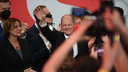 Olaf Scholz adresse un signe de la main à son épouse Britta Ernst lors de la soirée électorale du SPD à Berlin le 26 septembre 2021. (BRITTA PEDERSEN / DPA)