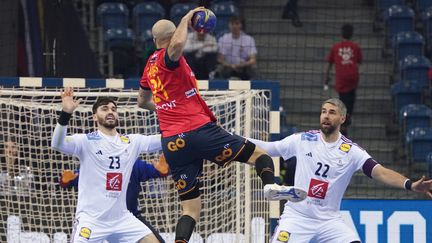 Les Français Ludovic Fabregas et Luka Karabatic face à l'Espagnol Joan Canellas à l'occasion du tour principal du Mondial de handball, à Cracovie (Pologne), le 22 janvier 2023. (JANEK SKARZYNSKI / AFP)