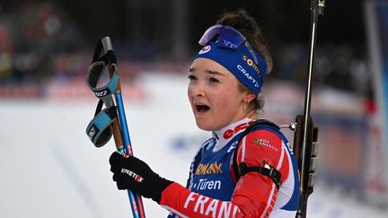 La Française Lou Jeanmonnot monte sur le premier podium de sa carrière en Coupe du monde de biathlon, lors du 15 km individuel de Ruhpolding (Allemagne), le 12 janvier 2023. (CHRISTOF STACHE / AFP)