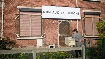 Une action d'élus communistes et d'habitants contre les expulsions locatives, le 31 mars 2017, à Lens (Pas-de-Calais). (SEVERINE COURBE / MAXPPP)