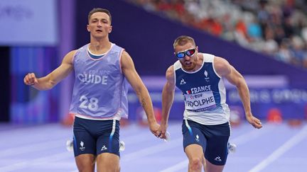 Timothée Adolphe, accompagné de son guide Charles Renard, casse sur la ligne à l'arrivée de la finale du 100 m en catégorie T11. En dépit de cet effort, le sprinteur tricolore devra se contenter de la médaille d'argent, battu d'un souffle par le Grec Athanasios Ghavelas. (PERVILLE FLORENT / KMSP)