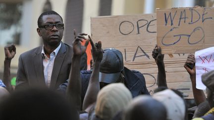 Le chanteur et figure de l'opposition Youssou Ndour lors d'une manifestation r&eacute;clamant le d&eacute;part d'Abdoulaye Wade dans le centre de Dakar (S&eacute;n&eacute;gal) le 21 f&eacute;vrier 2012. (ISSOUF SANOGO / AFP)