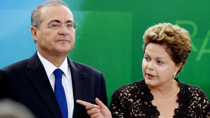 La présidente du Brésil, Dilma Rousseff, s'exprime aux côtés du président du Sénat brésilien,&nbsp;Renan Calheiros, le 17 mars 2014, à Brasilia (Brésil). (EVARISTO SA / AFP)