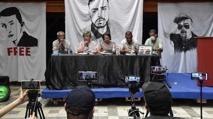 Conférence de presse du comité de défense des détenus du Hirak, dont l'avocat Abdellah Haboul (à gauche), le 7 juillet 2021. (RYAD KRAMDI / AFP)