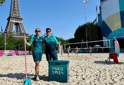 Justine et Maya bénévoles pour les Jeux olympiques de Paris 2024, affectées au stade de la Tour Eiffel, pour le beach-volley, le 1er août 2024. (APOLLINE MERLE / FRANCEINFO: SPORT)