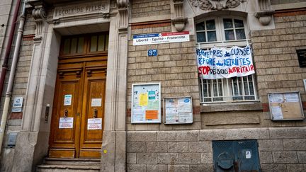 Une banderole contre la réforme des retraites déployée sur une école, le 22 février 2023 à Paris. (AMAURY CORNU / HANS LUCAS / AFP)