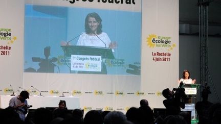 Cécile Duflot prononce un discours lors du 1er Congrès fédéral d'EELV, à La Rochelle, le 4 juin 2011. (AFP - Jean-Pierre Muller)