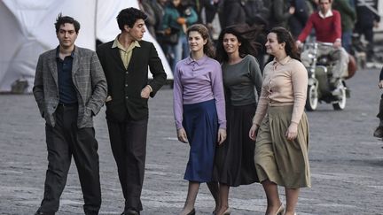 Au centre, Margherita Mazzucco (Elena) et Gaia Girace (Lila) lors du tournage, le 13 mars 2018, à Naples, en Italie. (SALVATORE LAPORTA / IPA / MAXPPP)