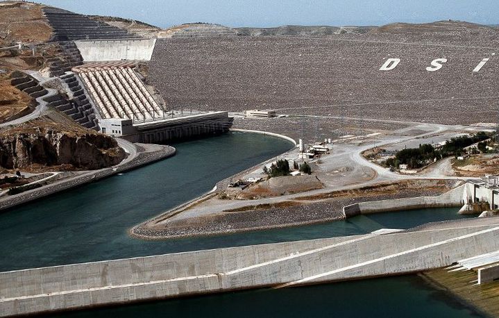 Barrage Atatürk achevé en 1992, pièce maîtresse du projet turc de construction de  21 barrages et de 16 centrales hydrauliques. (AFP/Albert Arnaud /biosphoto)