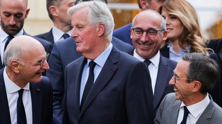 Le ministre de la Justice, le Premier ministre et le Ministre de l'Intérieur, le 27 septembre 2024, lors d'une photo de groupe à Matignon. (THOMAS SAMSON / AFP)