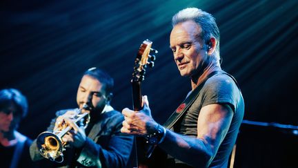 Sting accompagné du trompettiste franco-libanais Ibrahim Maalouf au Bataclan, le 12 novembre 2016
 (Boris Allin / Hans Lucas / AFP)