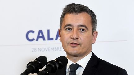 Le ministre de l'Intérieur Gérald Darmanin lors d'une conférence de presse à Calais (Pas-de-Calais), le 28 novembre 2021. (FRANCOIS LO PRESTI / AFP)