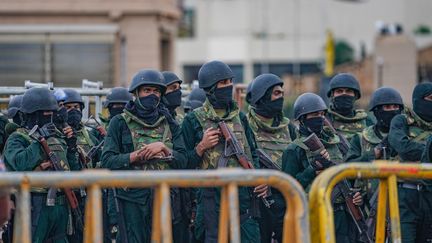 Des forces de sécurité devant le Secrétariat présidentiel à Colombo (Sri Lanka), le 22 juillet 2022. (THILINA KALUTHOTAGE / NURPHOTO / AFP)