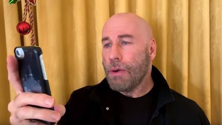 Flegmatique, l'acteur John Travolta participe au clip fêtant les 25 ans de "All I Want For Christmas Is You"... (décembre 2019) (CAPTURE D'ÉCRAN YOUTUBE)