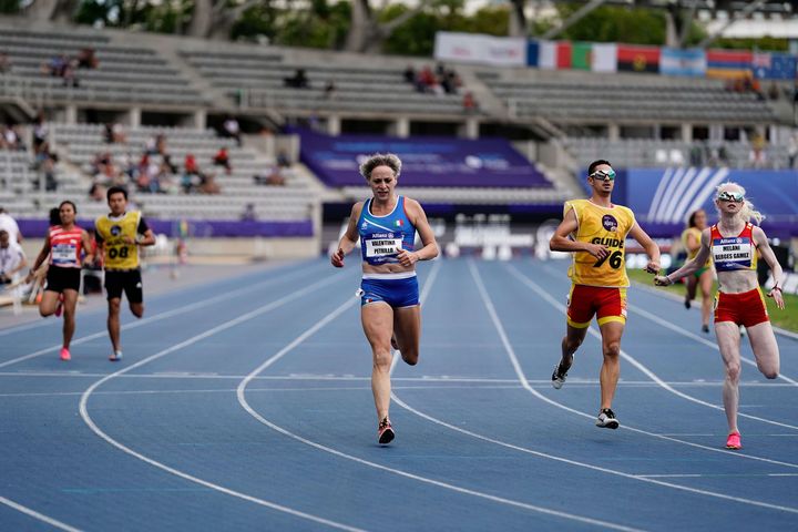 Valentina Petrillo (en bleu) remporte sa série du 200 m lors des Mondiaux de para-athlétisme, le 16 juillet 2023 à Paris. (DAVID WINTER / SIPA)