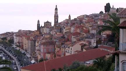 Menton est la dernière ville française des Alpes-maritimes avant de passer la frontière avec l'Italie
 (France3 / Culturebox)