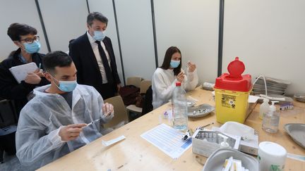 Visite du maire de Nice, Christian Estrosi, au Palais des expositions, transformé en centre de vaccination, le 23 mars 2021. (CYRIL DODERGNY / MAXPPP)