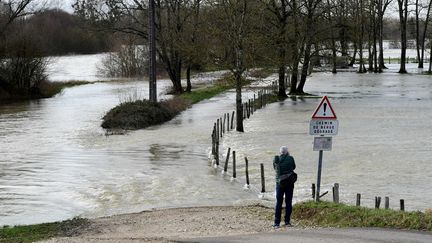 Dans le village de Belmont (Doubs), la Loue est sortie de son lit et inonde les installations sportives et les champs, le 23 janvier 2018.&nbsp; (MAXPPP)