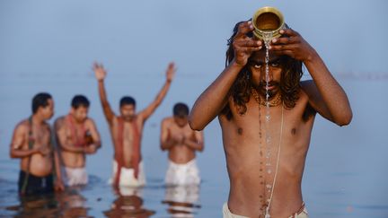 Un indien se baigne dans le&nbsp;Sangam,&nbsp;un lieu de p&egrave;lerinage situ&eacute; au confluent du Gange, de la Yamun&acirc; et de la Sarasvat&icirc;, le 10 f&eacute;vrier 2013.&nbsp; (ROBERTO SCHMIDT / AFP)