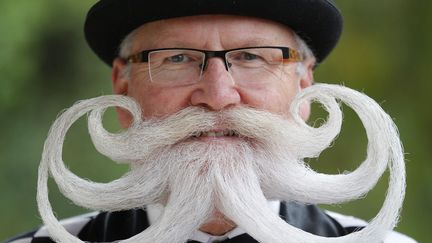 Un participant au championnat d'Europe de barbe et moustache &agrave; Wittersdorf (Haut-Rhin), le 22 septembre 2012. (VINCENT KESSLER / REUTERS)