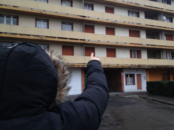 Le fr&egrave;re de K&eacute;vin montre l'appartement o&ugrave; il a v&eacute;cu &agrave; la cit&eacute; Bourbaki de Toulouse, le 26 novembre 2014. (KOCILA MAKDECHE / FRANCETV INFO)