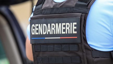 Un gendarme de dos à Fort-Mahon, le 31 juillet 2022. (MANON CRUZ / MAXPPP)