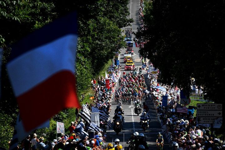 Le peloton aborde le Mûr-de Bretagne lors de la 6e étape du Tour de France 2018. (DAVID STOCKMAN / BELGA MAG)