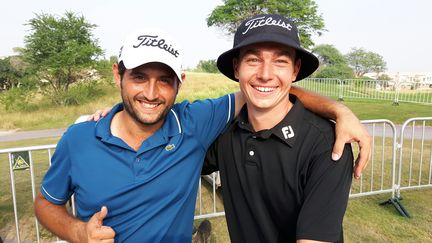 Alexander Lévy numéro 1 français (à gauche) et son caddy Tom Ayling (à droite) (Fabrice Rigobert Radio France)