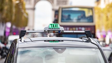 La limitation à 30 km/h de la vitesse maximale autorisée sur la plupart des axes routiers parisiens va renforcer la concurrence des VTC sur les taxis, car les premiers n'ont pas un système de tarification selon la vitesse, contrairement aux seconds. (CHRISTOPHE MORIN / MAXPPP)