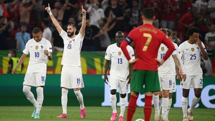 La joie de Karim Benzema, double buteur contre le Portugal de Cristiano Ronaldo, lui aussi auteur d'un doublé lors de ce France-Portugal, le 23 juin 2021 à l'Euro. (FRANCK FIFE / POOL / AFP)