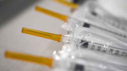 Covid-19 : la France peut-elle tenir le rythme des vaccinations ?