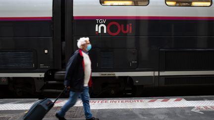 Un passager dans la gare de Lyon, à Paris, avant de monter à bord d'un TGV, le 13 mai 2020. (ALEXIS SCIARD  / MAXPPP)