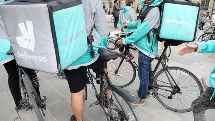 Des livreurs de Deliveroo ont manifesté, vendredi 11 août, Place de la République, à Paris. (JACQUES DEMARTHON / AFP)