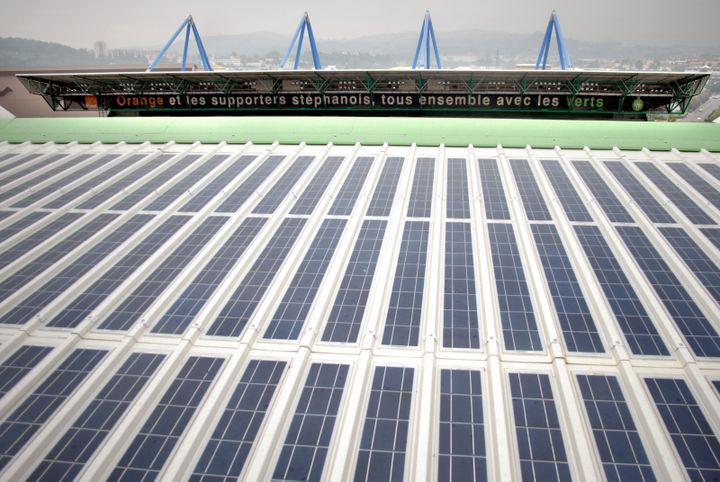 Les panneaux solaires qui recouvrent le stade Geoffroy-Guichard de Saint-Etienne (Loire), en ao&ucirc;t 2007.&nbsp; (JEFF PACHOUD / AFP)