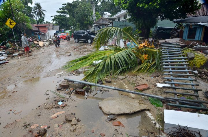 Des débris dans les rues de Carita (Indonésie) après le passage d'un tsunami, le 23 décembre 2018. (RONALD / AFP)